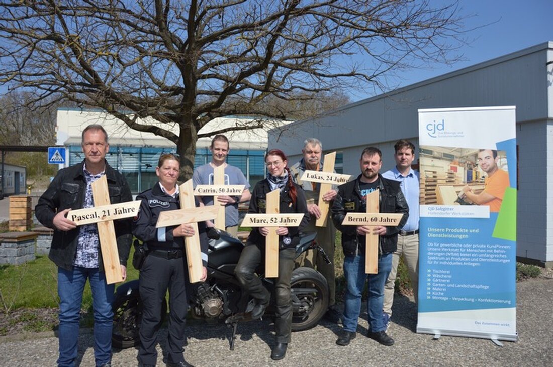 Die Polizeiinspektion SZ informiert über die Übergabe von Erinnerungskreuzen für verstorbene Motorradfahrer am 09. April 2025.