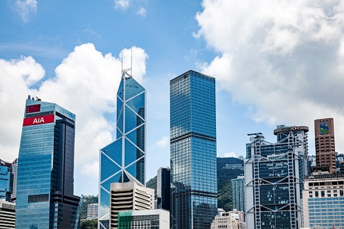 Hongkong warnt Kryptofirmen davor, das Wort „Bank“ zu verwenden Die Hong Kong Monetary Authority (HKMA) sagt, dass nur lizenzierte Banken „Einlagen“ entgegennehmen dürfen. Die Verwendung von Begriffen wie „Digitalbank“, „Kryptobank“ und „Krypto-Asset-Bank“ verstößt gegen die Bankenverordnung. Die Hong Kong Monetary Authority (HKMA) hat Kryptofirmen gewarnt, dass es gesetzeswidrig ist, wenn sich nicht autorisierte Unternehmen oder Plattformen als „Bank“ oder Einlagengeschäft bezeichnen. Die Hongkonger Vorschriften verbieten dies, so die HKMA. Nur lizenzierte Banken können Einlagen entgegennehmen In der Warnung der HKMA wurde darauf hingewiesen, dass Unternehmen, die einen solchen Ansatz bei der Vermarktung an die Öffentlichkeit verfolgen, gegen die Bankenverordnung verstoßen. &hellip;