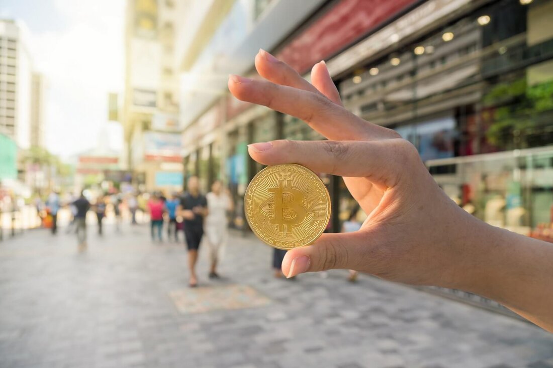Der Bitcoin-Preis ist auf über 70.000 US-Dollar gestiegen, während Ethereum über 3.500 US-Dollar liegt. Dies geschah, nachdem bekannt wurde, dass Hongkong wahrscheinlich bereits Anfang nächster Woche seine ersten Bitcoin- und Ethereum-ETFs genehmigen wird. Aufgrund des Interesses der Anleger nähert sich Bitbot (BITBOT) im Vorverkauf der 2,3-Millionen-Dollar-Marke. Bitcoin wird im Aufwärtstrend gehandelt und ist derzeit im grünen Bereich, da der Preis über 70.900 US-Dollar schwebt. Das Potenzial der führenden Kryptowährung, ein neues Allzeithoch zu erreichen, hat einen neuen Schub erhalten, als Berichte auftauchen, dass Hongkong seine ersten Spot-Bitcoin-ETFs genehmigen wird. Der Aufwärtstrend von BTC wird wahrscheinlich andere Altcoins nach oben treiben, …