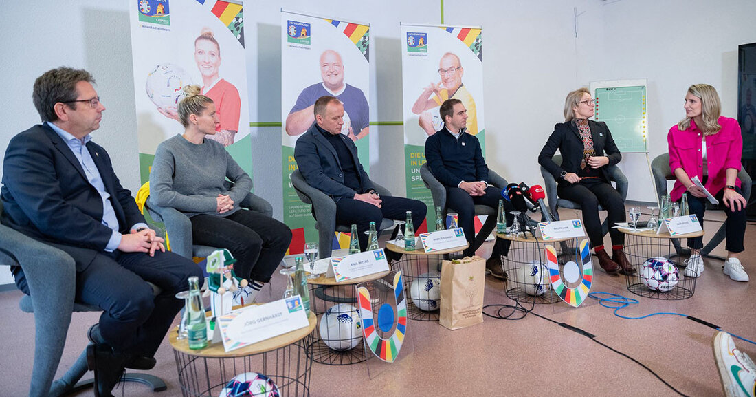 Host City Leipzig auf dem Weg zur UEFA EURO 2024™: Working Visit der EURO 2024 GmbH und „1. Inklusiver Europacup“ Beim „Working Visit“ der EURO 2024 GmbH stand der Austausch zwischen dem Ausrichter der UEFA EURO 2024™ und der Host City im Mittelpunkt. Vom 5. bis 9. Dezember 2022 empfing Leipzig die Gäste des Organisationskomitees rund um Turnierdirektor Philipp Lahm und EURO 2024 GmbH-Geschäftsführer Markus Stenger. von links: Jörg Gernhardt (Vizepräsident und Soziale Belange, Sächsischer Fußball-Verband), Anja Mittag (Co-Trainerin RB Leipzig, Botschafterin HC Leipzig Sport und Volunteers), Markus Stenger (EURO 2024 GmbH-Geschäftsführer), Philipp Lahm (Turnierdirektor), Katja Büchel (Leiterin Amt für &hellip;