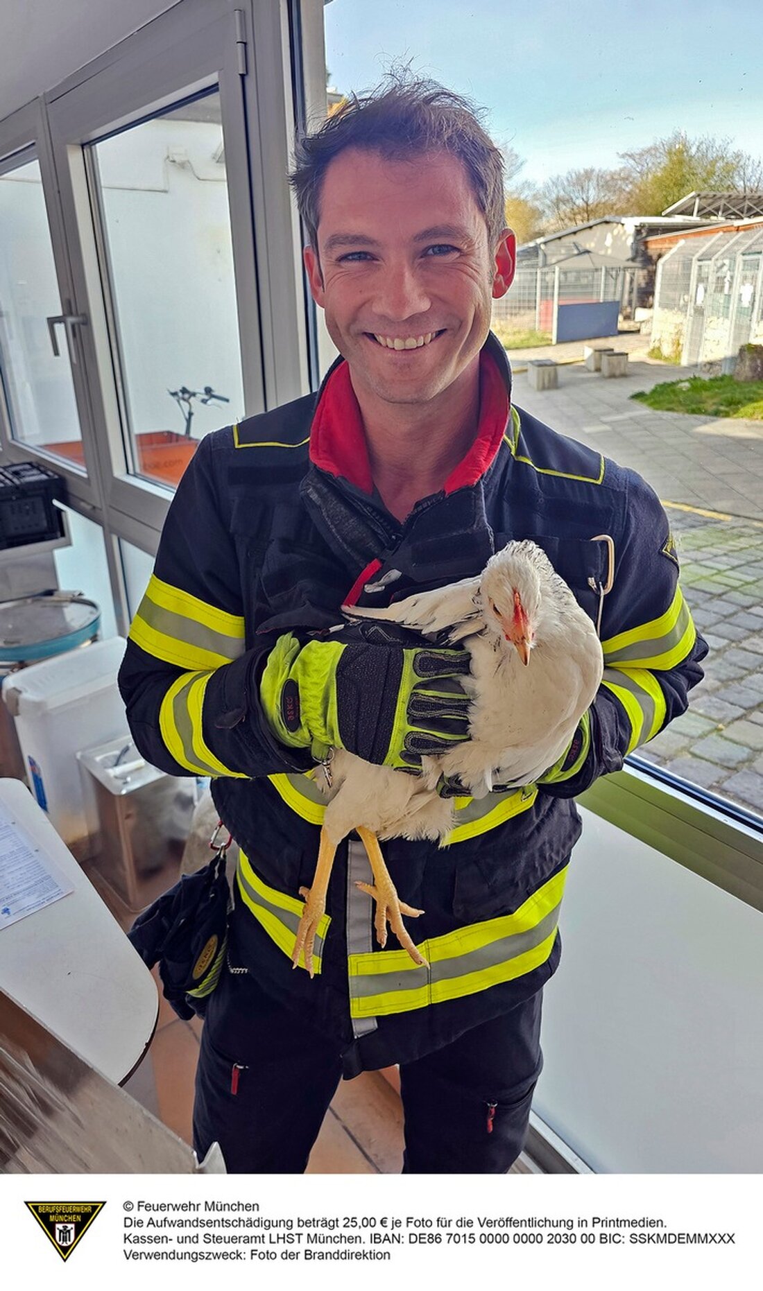 Polizei und Feuerwehr befreien Huhn aus misslicher Lage in Giesing. Das Tier wurde ins Tierheim gebracht und ist wohlauf.