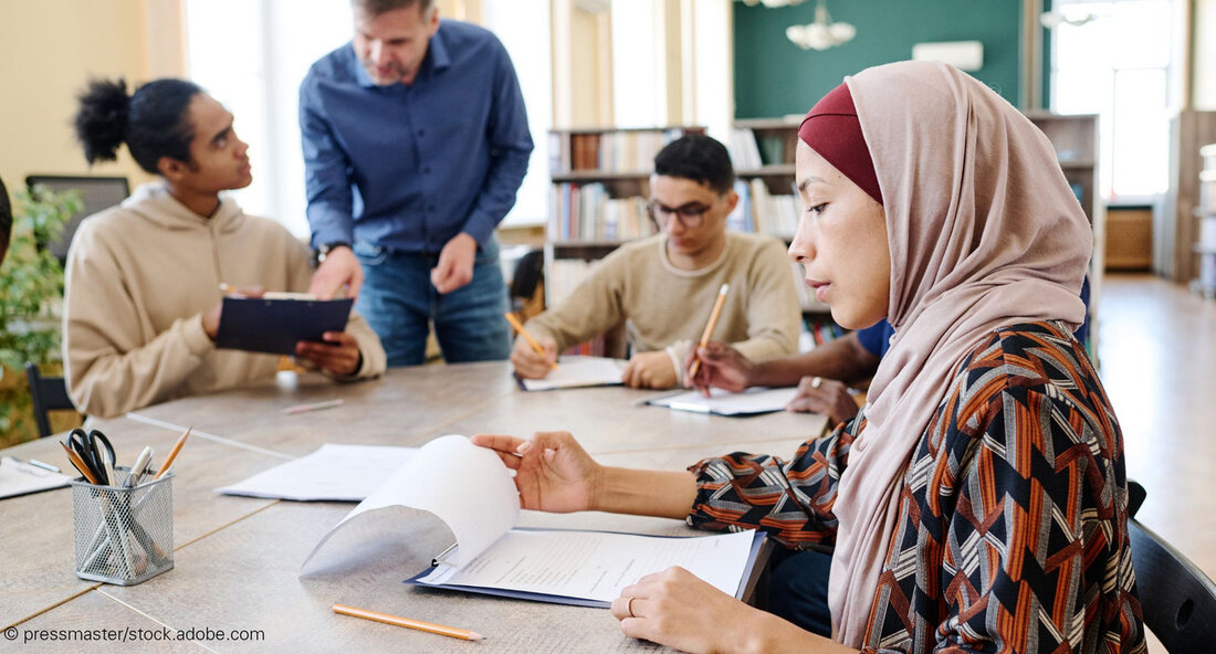 Migrantenfrauen in Baden-Württemberg: Erwerbstätigkeit trotz Arbeitswunsch oft nicht möglich In der neuesten Ausgabe der Berichtsreihe „GesellschaftsReport BW“, herausgegeben vom Ministerium für Soziales, Gesundheit und Integration, wird einer der drängendsten Aspekte der Integrationspolitik in Deutschland beleuchtet: die Erwerbstätigkeit von Migrantinnen. Trotz eines vorhandenen Arbeitswunsches bleibt vielen von ihnen der Zugang zum Arbeitsmarkt verwehrt. Dies ist das Ergebnis einer umfassenden Untersuchung, die der Verlag in Zusammenarbeit mit der FamilienForschung Baden-Württemberg durchgeführt hat. Der Report identifiziert mehrere Schlüsselfaktoren, die entscheidend für die berufliche Integration von Migrantinnen sind. Hierzu zählen primär der Zuzugsgrund, die Aufenthaltsdauer, der Besitz der deutschen Staatsangehörigkeit sowie die alltägliche Nutzung …