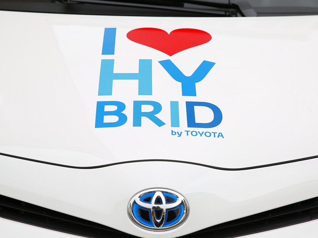 Hybridauto gerät auf A4 in Brand Berbersdorf. Ein Pkw Range Rover geriet am Donnerstagvormittag auf der Autobahn 4 in Brand, vermutlich aufgrund eines technischen Defekts. Der Vorfall ereignete sich gegen 10.10 Uhr, etwa 500 Meter vor der Anschlussstelle Berbersdorf (Striegistal). Hybridfahrzeug in Flammen Bei dem betroffenen Fahrzeug handelte es sich um ein Hybridauto. Der 66-jährige Fahrer konnte das Fahrzeug noch auf dem Seitenstreifen abstellen und blieb zum Glück unverletzt. Feuerwehr löscht die Flammen Die örtliche Feuerwehr war schnell zur Stelle und konnte den Brand löschen. Dennoch entstand ein hoher Sachschaden, der auf etwa 90.000 Euro geschätzt wird.