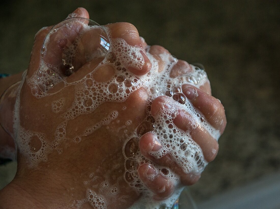 Erfahren Sie alles über den anthropophilen Dermatophyt-Pilz „Trichophyton tonsurans“ und die Hygiene-Kontrollen in Neuköllner Friseursalons und Barbershops. Der Artikel thematisiert die Ergebnisse der Hygieneüberprüfungen, häufige Mängel und die Reaktion des Bezirksamts. Informieren Sie sich über Ansteckungsrisiken, Symptome und präventive Maßnahmen.