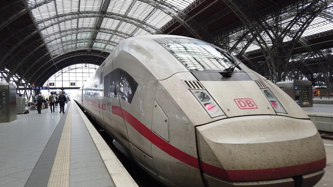 Eine Lokomotive schleppt den ICE „Hagen“ am Bahnhof Greifswalder Straße vorbei, ICE 9003 kommt in Leipzig an, ICE 9012 verlässt Leipzig, ein ICE kommt am Berliner Hauptbahnhof an, der ICE „Mühlheim“ kommt am Berliner Hauptbahnhof an, der ICE „Paderborn“ / “ Kassel „fährt am Bahnhof Greifswalder Straße Berlin vorbei. . Youtube-Link