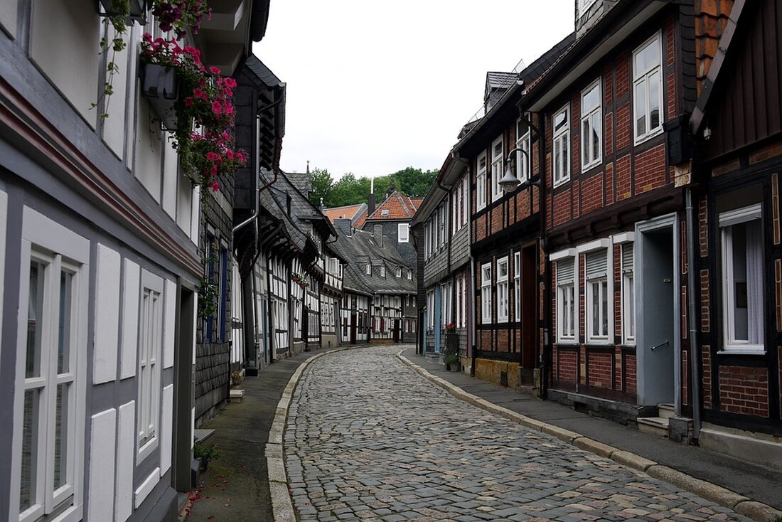 Die öffentliche INSEL-Konferenz „Bauvorhaben Goslarer Ufer auf der Mierendorff-INSEL – gemeinsam Mehrwert schaffen“ wird am Samstag, 25. Mai 2024, von 11 bis 14.30 Uhr auf dem Baugrundstück Goslarer Ufer 23-27 (Ecke Quedlinburger Straße) stattfinden. Der Bezirksstadtrat für Stadtentwicklung, Liegenschaften und IT Christoph Brzezinski lädt gemeinsam mit dem Bauherrn incept GmbH, dem INSEL-Zukunftsteam und dem bezirklichen Raum für Beteiligung zu einer interaktiven Beteiligungsveranstaltung ein. Auf dem Vorhabengrundstück gegenüber dem Landesamt für Flüchtlingsangelegenheiten ist ein Bauvorhaben geplant, das hauptsächlich neuen Wohnraum schaffen soll. Die Mierendorff-Insel ist ein lebendiger und expandierender Stadtteil mit begrenzter Fläche. Die geplante Verdichtung muss daher im Einklang mit …