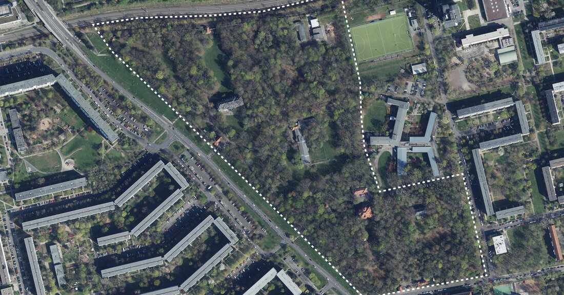 Ideen für den Robert-Koch-Park gesucht Kulturdenkmal, soziokulturelles Zentrum und grüner Ruhepol in Grünau: Der Robert-Koch-Park hat bereits viel zu bieten, aber noch ist hier Raum für Neues. Daher wird in einem öffentlichen Workshop am Sonnabend, 24. September 2022, nach Ideen und Visionen gesucht, wie das Parkareal und seine Gebäude weiterentwickelt werden können. Alle Anwohnerinnen und Anwohner, Akteure und Interessierte sind daher von 10 bis 16 Uhr in die Fabrikantenvilla Sack (Parkschloss, Nikolai-Rumjanzew-Straße 100) eingeladen. Der Robert-Koch-Park aus der Vogelperspektive Drei Schwerpunkte bietet der Workshop: Auf einer Messe stellen bereits im Park aktive Vereine und Akteure sich und ihre Vorhaben vor. &hellip;