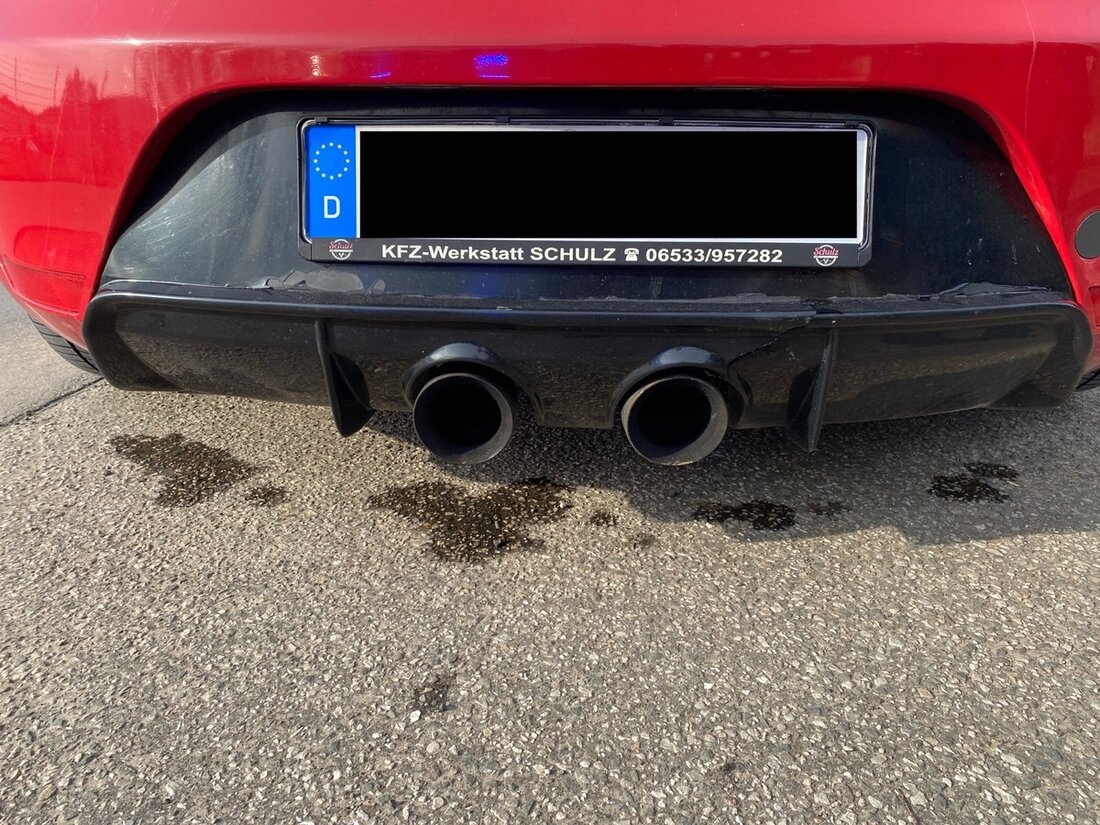 Polizei Trier untersucht illegale Auspuffmanipulationen an einem Seat Leon nach Verkehrskontrolle; 17 Mängel festgestellt.