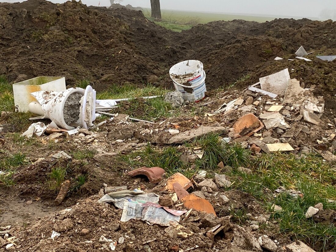 Unbekannte haben illegal Bauschutt zwischen Altdorf und Gommersheim abgeladen. Zeugen werden gebeten, sich zu melden.