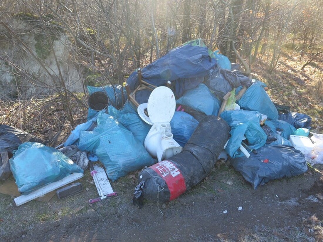 Unbekannte entsorgen illegal 4,5 m³ Müll in Prinzhöfte. Polizei sucht Zeugen. Hinweise an Polizei Wildeshausen erbeten.