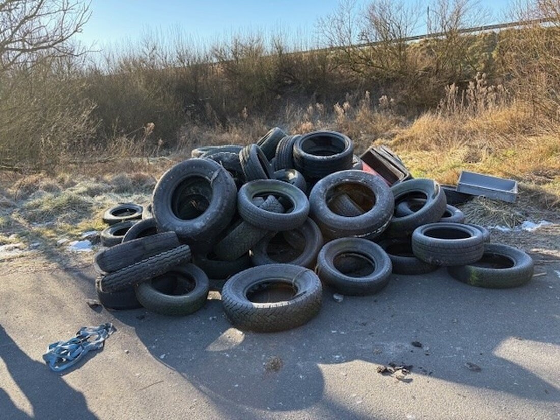 Unbekannte entsorgten illegal ca. 70 Autoreifen und Müll in Schortens. Hinweise an die Polizei erbeten.
