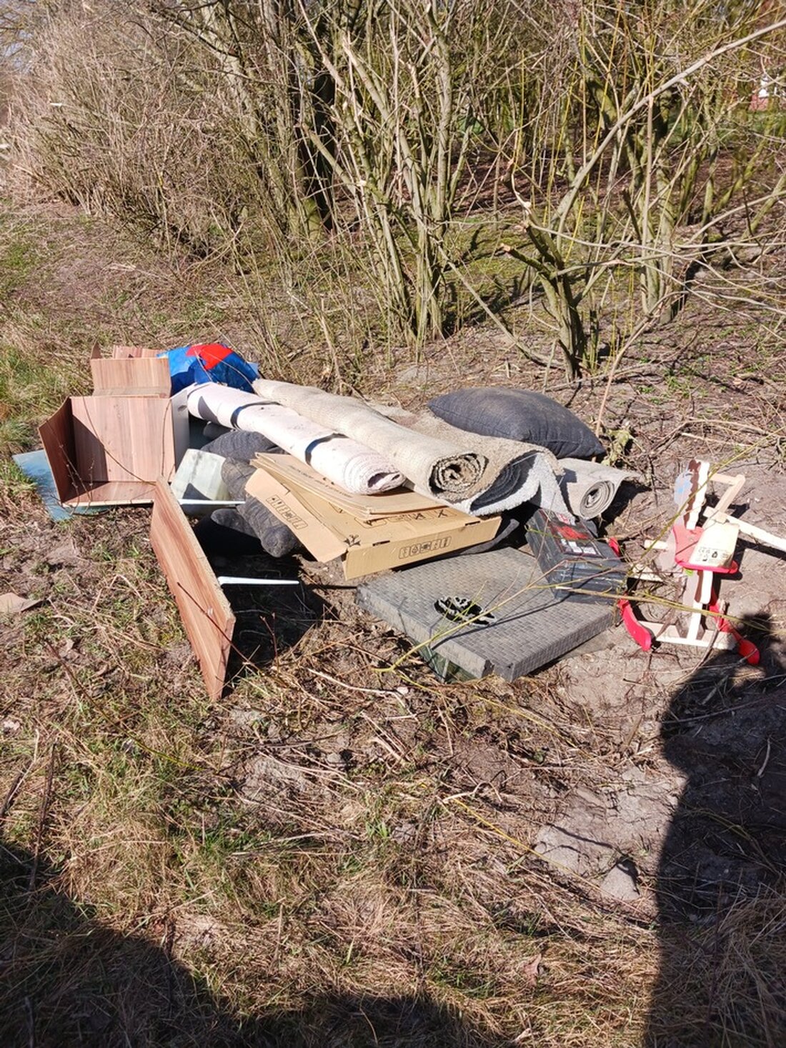 In Bakum wurden illegale Sperrmüllablagerungen festgestellt. Die Polizei sucht Zeugen, die Hinweise geben können.