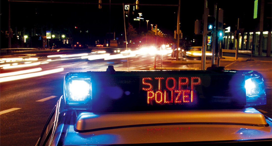 Die Polizei Baden-Württemberg hat kürzlich in einer viertägigen Schwerpunktaktion im grenznahen Raum zur Schweiz verstärkte Schleuserkontrollen durchgeführt. Ziel dieser Maßnahmen war es, den Druck auf Schleuser zu erhöhen und die illegale Migration nach Baden-Württemberg einzudämmen. Innenminister Thomas Strobl betonte dabei die Notwendigkeit, Migration zu steuern und zu begrenzen, da die Kapazitäten zur Aufnahme von Migranten nahezu erschöpft seien. Die hohe Einwanderung nach Deutschland und nach Baden-Württemberg habe zu einer Belastungsgrenze geführt, so der stellvertretende Ministerpräsident. Angesichts dieser Situation sei es unumgänglich, die Migration wirksam zu kontrollieren. Bundesinnenministerin Nancy Faeser habe deshalb vorgeschlagen, Grenzkontrollen an der deutsch-polnischen und deutsch-tschechischen Grenze einzuführen. …