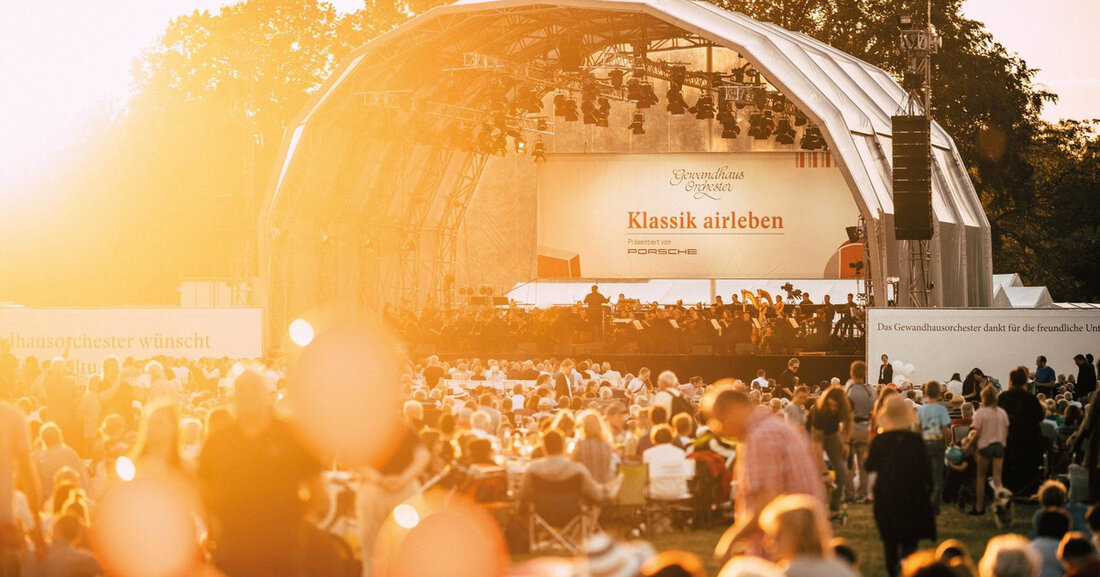 Im Rhythmus-Rausch: Klassik airleben 2023 Zum Ende der Konzertsaison 22/23 lädt das Gewandhausorchester unter der Leitung von Andris Nelsons erneut zum Open-Air-Konzert „Klassik airleben“ ein. Solist ist der Weltklasse-Schlagzeuger Martin Grubinger, der in diesem Jahr seine Bühnenkarriere beenden und sich mit einem furiosen Auftritt im Rosental von Leipzig verabschieden wird. © Gewandhaus / Tom Thiele Bei der vierzehnten Ausgabe von „Klassik airleben“ interpretiert das Gewandhausorchester unter der Leitung von Andris Nelsons (spät)romantische Werke für großes Orchester, die in diesem Jahr dem Rhythmus in der Musik gewidmet sind: Ballettmusiken von Tschaikowski und Strawinsky sowie das Schlagzeugkonzert mit dem Titel „Inferno“ von &hellip;
