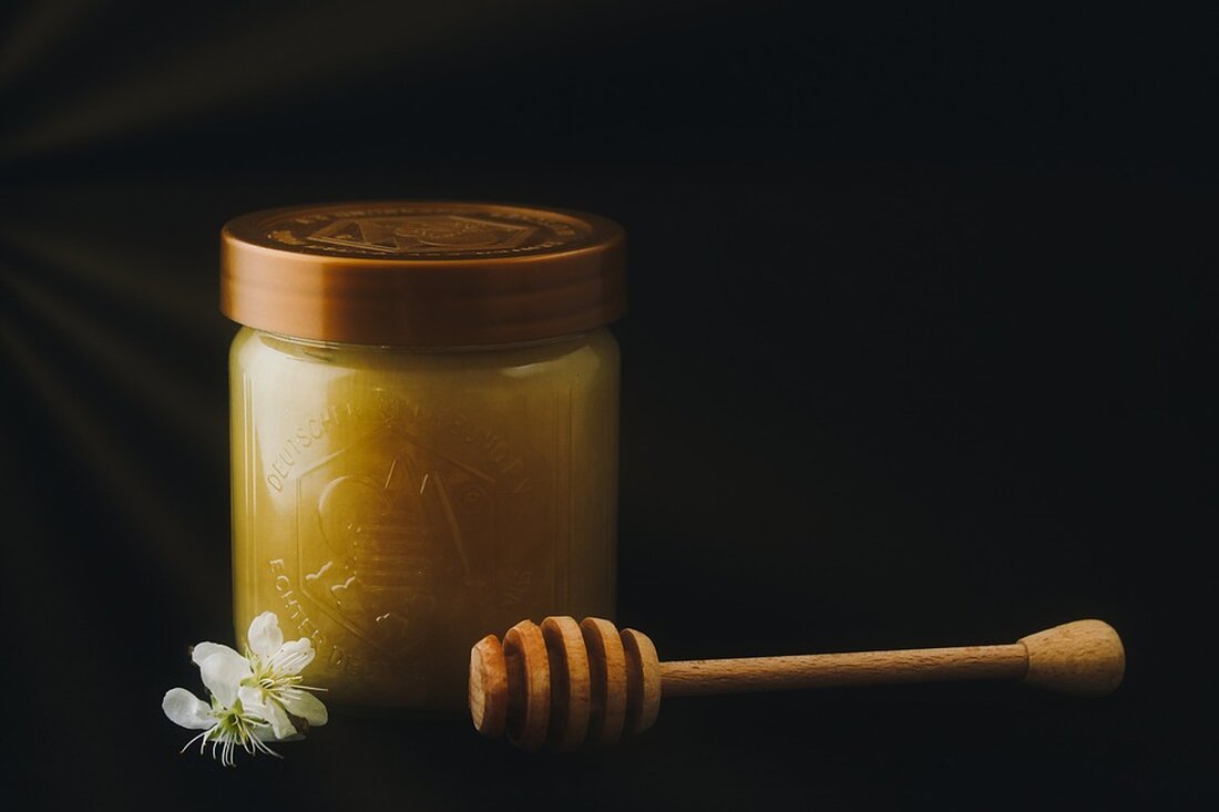 Bienenhaltung Imkern rund um Leipzig: Hier geben Vereine Neueinsteigern Hilfestellung Immer mehr junge Menschen entdecken ihre Liebe zu den Bienen. Die Mitgliederzahlen bei den sächsischen Imkervereinen gehen seit 2008 wieder nach oben. © Quelle: Andre Kempner Artikel anhören • 2 Minuten Wer in die Imkerei einsteigen will, der fängt oft bei null an. Rund um Leipzig gibt es zahlreiche Imkervereine, die Neueinsteigern einen Paten an die Seite stellen und Hilfestellung leisten. Hier die Liste der Vereine. Imkervereine vor Ort helfen Wer selbst Imker werden will, der sollte sich in seiner Nähe nach einem Imkerverein umsehen und sich dort vorstellen. In …