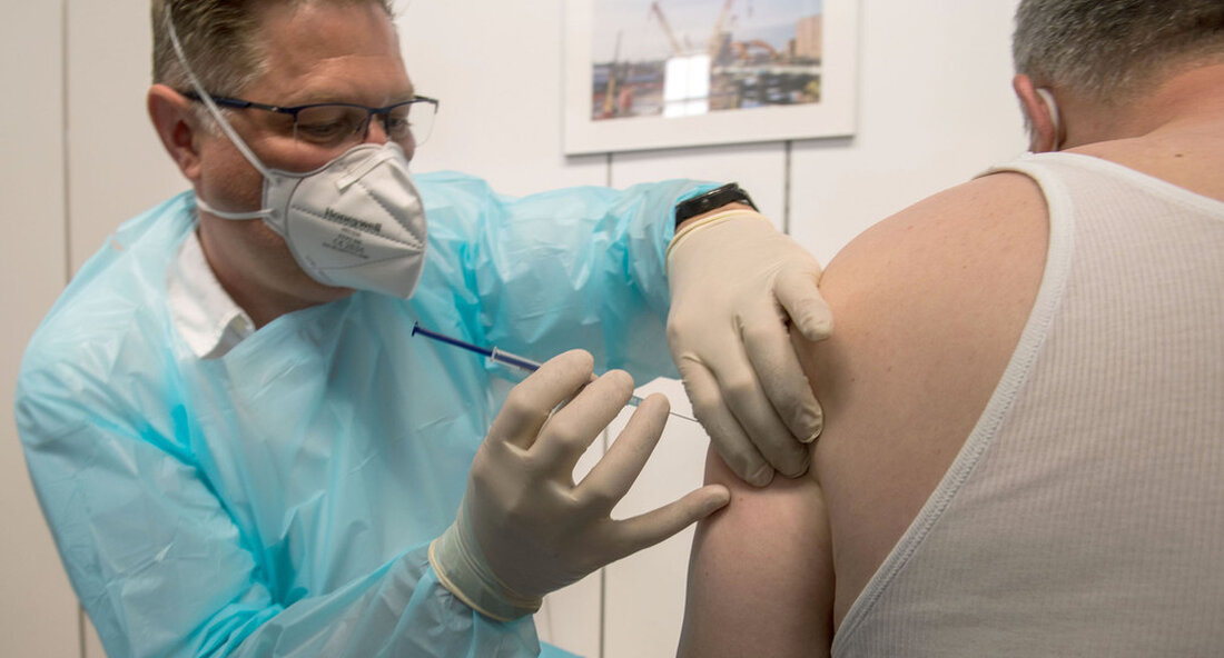 Am 30. September 2021 schließen die Impfstellen in Baden-Württemberg nach mehr als 8,2 Millionen Impfungen. Die Impfungen werden dann von niedergelassenen Ärzten, Fachpraxen, Betriebsärzten und mobilen Impfteams durchgeführt. Nach der Schließung der Impfstellen in Baden-Württemberg Stand 30.09.2021 Impfungen gegen das Coronavirus werden künftig weitgehend von niedergelassenen Ärzten durchgeführt. Das baden-württembergische Gesundheitsministerium und die Kassenärztliche Vereinigung Baden-Württemberg (KVBW) hat am Mittwoch, 29. September 2021, eine gemeinsame Absichtserklärung abgegeben, mit der sie die kooperative Zusammenarbeit des Landes und der Vertragsärzte der KVBW bei den Impfungen gegen das Coronavirus ab dem 1. Oktober 2021 unterstreichen. Auch die Betriebsärzte beteiligen sich weiterhin an der &hellip;