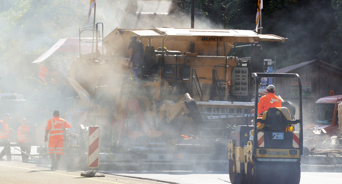 Der Ersatz der Enzbrücke an der B27 in Besigheim beginnt. Die rund 70 Jahre alte Brücke über die Enz ist in einem mangelhaften Zustand und weist erhebliche Tragfähigkeitsdefizite auf. Der Neubau soll im Herbst 2022 fertiggestellt sein, die Kosten betragen rund 7,9 Millionen Euro. Mit einem feierlichen Akt begann der Baubeginn für die Erneuerung der Unteren Enzbrücke an der B 27 in Besigheim (Kreis Ludwigsburg). Gefeiert wurde die Veranstaltung mit Steffen Bilger, Parlamentarischer Staatssekretär beim Bundesminister für Verkehr und digitale Infrastruktur, Winfried Hermann MdL, Verkehrsminister des Landes Baden-Württemberg, und dem Stuttgarter Landratspräsidenten Wolfgang Reimer. Die neue Brücke wird parallel zum …