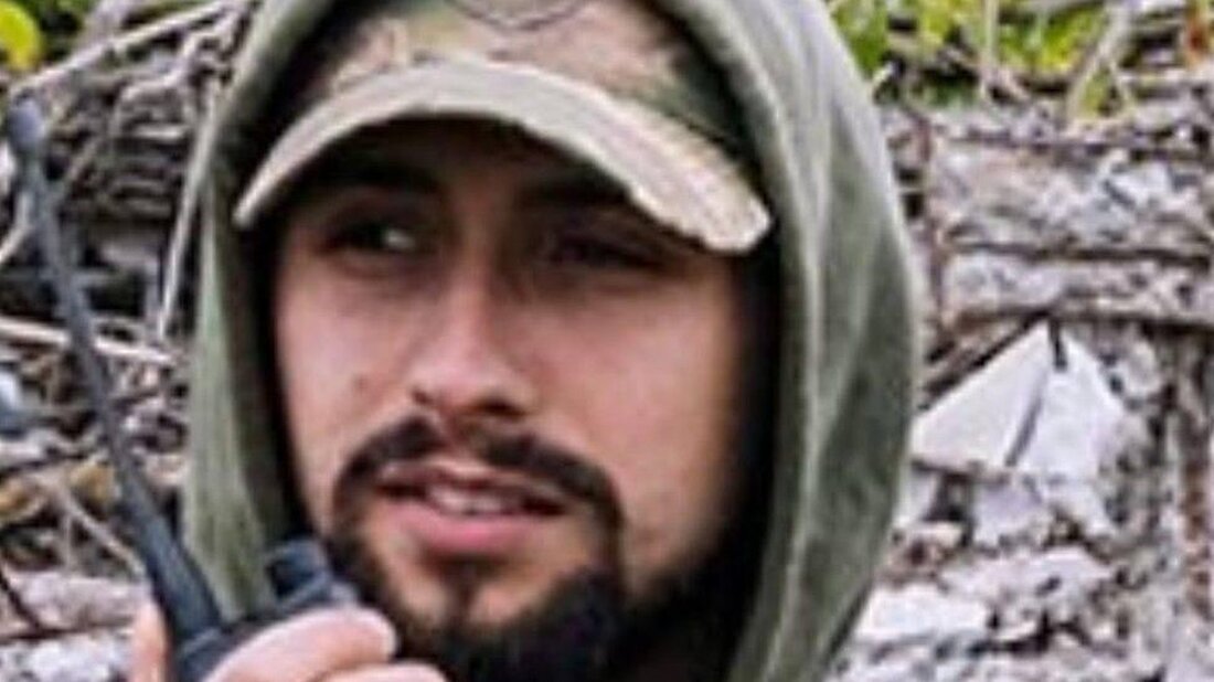 Ein Brite, der für die Internationale Legion in die Ukraine kämpfte, wurde tot in einem Gewässer aufgefunden, die Hände auf dem Rücken gefesselt. Jordan Chadwick, 31, aus Burnley in Lancashire, diente von 2011 bis 2015 als schottischer Wachmann in der britischen Armee. Seine Mutter Brenda Chadwick sagte, ihre Familie sei durch den Tod ihres Sohnes, der als Joe bekannt war, „am Boden zerstört“. Die Ukrainische Internationale Armee organisierte seine Rückführung am 7. August. Im Februar wird eine Untersuchung zur Klärung der Todesursache von Herrn Chadwick stattfinden. Frau Chadwick sagte der BBC, dass er schon in jungen Jahren Soldat werden wollte. …