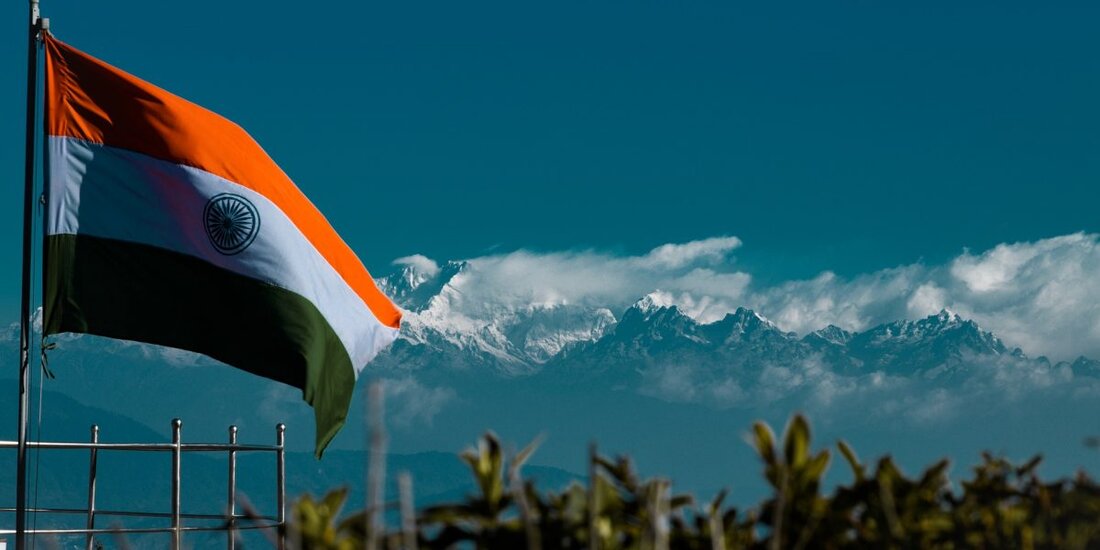 In einer parlamentarischen Haushaltssitzung am Dienstag kündigte Indien eine 30-prozentige Steuer auf Einkommen aus digitalen Vermögenswerten an. Der Finanzminister des Landes sagte auch, dass die Reserve Bank of India innerhalb des Geschäftsjahres 2022-2023 eine CBDC – die digitale Rupie – ausgeben wird. Indien hat nun zwei wichtige Ankündigungen zur Zukunft digitaler Vermögenswerte und Währungen im Land gemacht. Laut einer am 1. Februar abgehaltenen Budgetsitzung werden Gewinne aus digitalen Vermögenswerten, d. h. Kryptowährungen und NFTs (nicht fungible Tokens), jetzt 30 Prozent Steuern nach sich ziehen. Dazu kommentierte Unionsfinanzminister Nirmala Sitharaman: Es gab einen phänomenalen Anstieg der Transaktionen mit virtuellen digitalen Assets. …