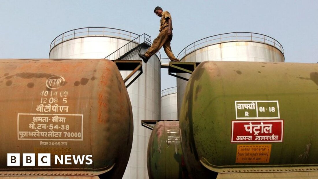 Nach Angaben des staatlich kontrollierten indischen Kreditgebers Bank of Baroda haben sich Indiens Importe von russischem Öl im vergangenen Jahr verzehnfacht. Die Zahlen zeigen, dass Asiens drittgrößte Volkswirtschaft durch die Ausweitung der Rohölkäufe aus Moskau rund 5 Milliarden US-Dollar (4 Milliarden Pfund) eingespart hat. Dies geschieht, weil westliche Länder ihre Energieimporte aus Russland nach der Invasion der Ukraine eingeschränkt haben. Russland verkauft Energie mit einem Abschlag an Länder wie China und Indien, das der drittgrößte Ölimporteur der Welt ist. Im Jahr 2021 machte russisches Öl nur 2 % der jährlichen Rohölimporte Indiens aus. Diese Zahl liegt jetzt bei fast 20 …