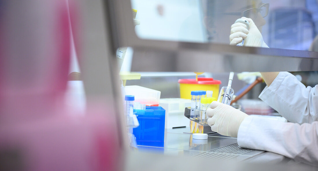 Am Freitag gab es in Baden-Württemberg weitere 1.428 bestätigte Infektionen mit dem Coronavirus und 4 weitere COVID-19-Todesfälle. Die landesweite 7-Tage-Inzidenz beträgt 79,9. Es gilt die Grundstufe. Am Freitag, 24.09.2021, findet die Landesgesundheitsamt (LGA) Baden-Württemberg insgesamt weitere 1.428 bestätigte Infektionen mit dem Coronavirus gemeldet (Stand: 16 Uhr, siehe Tabelle in Tagesbericht COVID-19 (PDF)). Damit steigt die Zahl der Infizierten in Baden-Württemberg seit Beginn der Pandemie auf mindestens 565.601. Davon sind rund 529.742 (+1.597) Menschen bereits von ihrer Covid-19-Erkrankung genesen. Schätzungsweise 25.216 (-173) Menschen im Land sind derzeit mit dem Coronavirus (SARS-CoV-2) infiziert. Das Landesgesundheitsamt war heute 4 weitere Todesfälle im Zusammenhang …