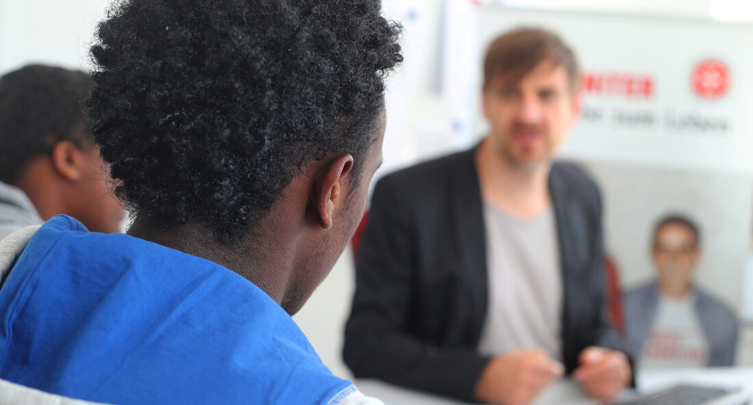 Das Land informiert Menschen, die schon länger mit einer Duldung im Land leben und arbeiten, über weitere Möglichkeiten des Bleiberechts. Mit dieser Neuregelung haben Erwerbstätige in Baden-Württemberg eine Bleibeperspektive. Baden-Württemberg hat diejenigen, die bereits seit längerem mit einer Duldung im Land leben und arbeiten, über weitere Möglichkeiten des Bleiberechts informiert. Das baden-württembergische Justiz- und Migrationsministerium hat daher eine Vereinbarung mit der Koalitionsvertrag (PDF) um herum. Der Verantwortliche Regierungspräsidium Karlsruhe hat die Briefe per Post an die Betroffenen verschickt und bereits erste Rückmeldungen erhalten. Insgesamt wurden über 10.000 Geduldete mit Arbeitserlaubnis angeschrieben und informiert. „Einerseits wollen wir geduldete Menschen aktiv über …