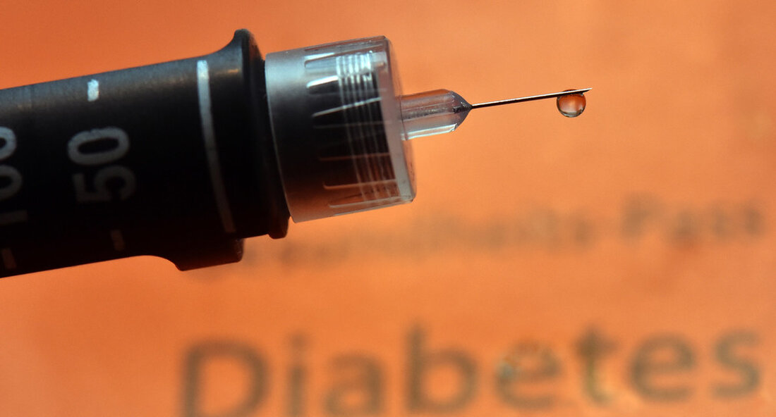 Nach Schwangerschaftsdiabetes besteht ein deutlich erhöhtes Risiko für Folgeerkrankungen auch noch Jahre nach der Geburt. Das Landesgesundheitsamt hat einen neuen Informationsflyer mit Erinnerungstabelle herausgegeben. Schwangerschaftsdiabetes ist eine Sonderform des Diabetes mellitus. Er gehört zu den häufigsten Komplikationen, die während einer Schwangerschaft auftreten können. Nach Schwangerschaftsdiabetes besteht ein deutlich erhöhtes Risiko, im Verlaufe der folgenden Jahre einen dauerhaften Diabetes mellitus Typ 2 zu entwickeln. Um diesen rechtzeitig erkennen und behandeln zu können, sind regelmäßige Kontrolluntersuchungen nach der Geburt wichtig. Info-Flyer mit Erinnerungstabelle „Bei den vielfältigen Herausforderungen des Alltags können die nötigen Kontrollen leicht in Vergessenheit geraten“, sagte Sozial- und Gesundheitsminister Manne …