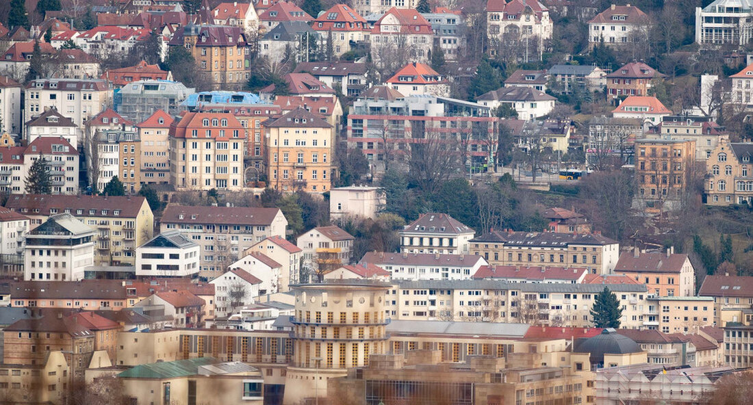 Bis zum 31. Oktober 2022 müssen Eigentümerinnen und Eigentümer von Grundstücken (Grundsteuer B) eine Grundsteuererklärung beim Finanzamt einreichen. Dazu sind sie gesetzlich verpflichtet. Die Erklärung muss vollständig sein. Und es müssen die offiziellen Formulare verwendet werden – ob elektronisch oder in Papierform. Die Grundsteuererklärung ist grundsätzlich elektronisch abzugeben. Das geht zum Beispiel über „Mein ELSTER“. Das Programm führt Schritt für Schritt durch die Erklärung. Bei fehlerhaften Eingaben weist „Mein ELSTER“ direkt darauf hin. Eine Hilfestellung bietet außerdem die ELSTER-Ausfüllanleitung (PDF). Darüber hinaus gibt es auch Steuerprogramme kommerzieller Hersteller, über die ebenfalls eine Abgabe der elektronischen Grundsteuererklärung möglich ist. In Ausnahmefällen – …