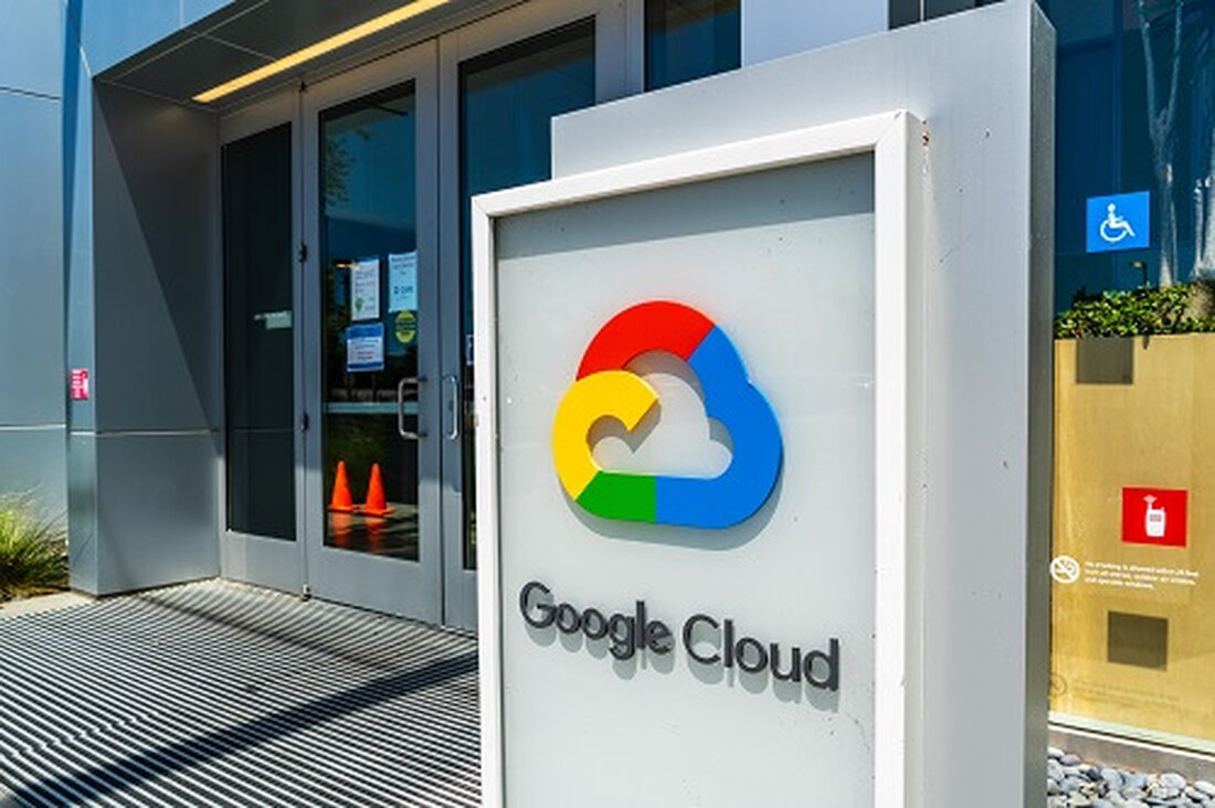 Injective (INJ) hat BigQuery von Google Cloud über den Analytics Hub des Cloud-Computing-Anbieters integriert. Die Layer-1-Blockchain schließt sich einer wachsenden Gruppe von Ketten auf BigQuery an. Injective, eine Layer-1-Blockchain, deren nativer Token INJ einer der war herausragende Performer auf dem Kryptomarkt in dieser Wochehat sich in den Cloud-Computing-Dienstleister Google Cloud integriert. Injektive Augenerweiterung im Web3-Finanzwesen Gemäß einem Bekanntmachung Wie am Dienstag veröffentlicht, wird Google Cloud über seine Datenaustauschplattform Analytics Hub zentrale On-Chain-Daten für Injective auf BigQuery hinzufügen. Der öffentliche Zugriff auf die Daten erfolgt über Injective Nexus, das offizielle Datenintegrationsprotokoll der Blockchain-Plattform. Dies bedeutet, dass Entwickler und Unternehmen jetzt auf …