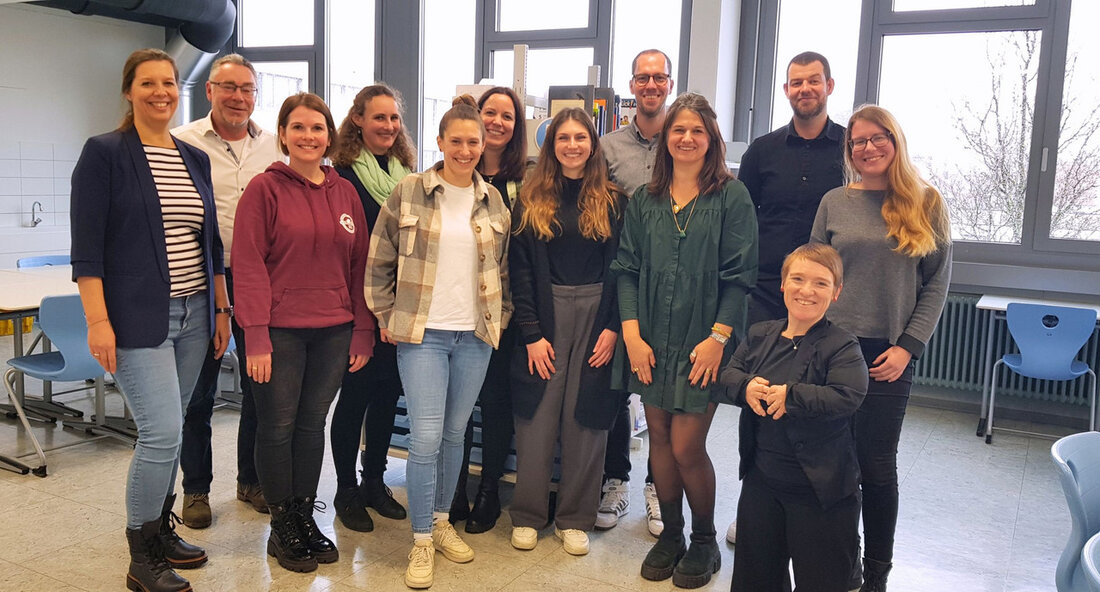 Inklusion an der Bachschloss-Schule Bühl: Landes-Behindertenbeauftragte Simone Fischer besucht inklusive Bildungseinrichtung Die Bachschloss-Schule in Bühl ist ein Vorreiter in Sachen inklusive Bildung. Seit 2015 lernen dort Kinder mit und ohne Beeinträchtigungen gemeinsam in allen Klassenstufen. Dieses Modell wurde nun von der Landes-Behindertenbeauftragten Simone Fischer gelobt, die die Schule am 18. Januar 2024 besucht hat. Gemeinsam mit dem Schulleitungsteam hat sie einige Klassen im Unterricht besucht und sich anschließend mit Schülerinnen und Schülern sowie Lehrkräften über die Chancen von Inklusion in der Bildung ausgetauscht. Insgesamt besuchen über 500 Schülerinnen und Schüler die Bachschloss-Schule, wovon 29 einen Förderbedarf haben. Um die Bedürfnisse …