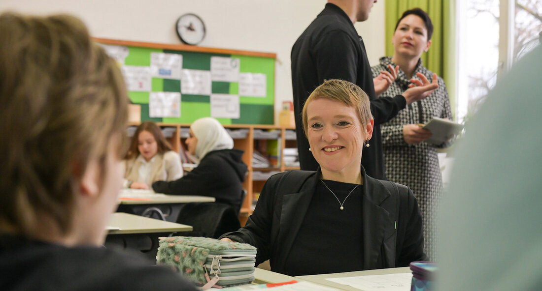 Simone Fischer eröffnet Seminar zur Inklusion in Gedenkstättenarbeit Bad Urach – Das Seminar des Verbunds der Gedenkstätten im ehemaligen KZ-Komplex Natzweiler e. V. und der Landeszentrale für politische Bildung Baden-Württemberg wurde mit einem Impuls der Landes-Behindertenbeauftragten Simone Fischer eröffnet. An dem Seminar nahmen 50 Mitarbeitende aus Gedenkstätten in Baden-Württemberg sowie Lehrkräfte und andere Multiplikatoren teil. Das Hauptthema des Seminars war die Gedenkstättenarbeit und Inklusion. Simone Fischer betonte in ihrem Impuls die aktuellen Herausforderungen und Chancen der Partizipation bei der Inklusion und Barrierefreiheit in der Gedenkstättenarbeit. Das Ziel des Seminars war es, neue Zugänge zur Gedenkstättenarbeit aufzuzeigen, deren Umsetzung zu diskutieren …