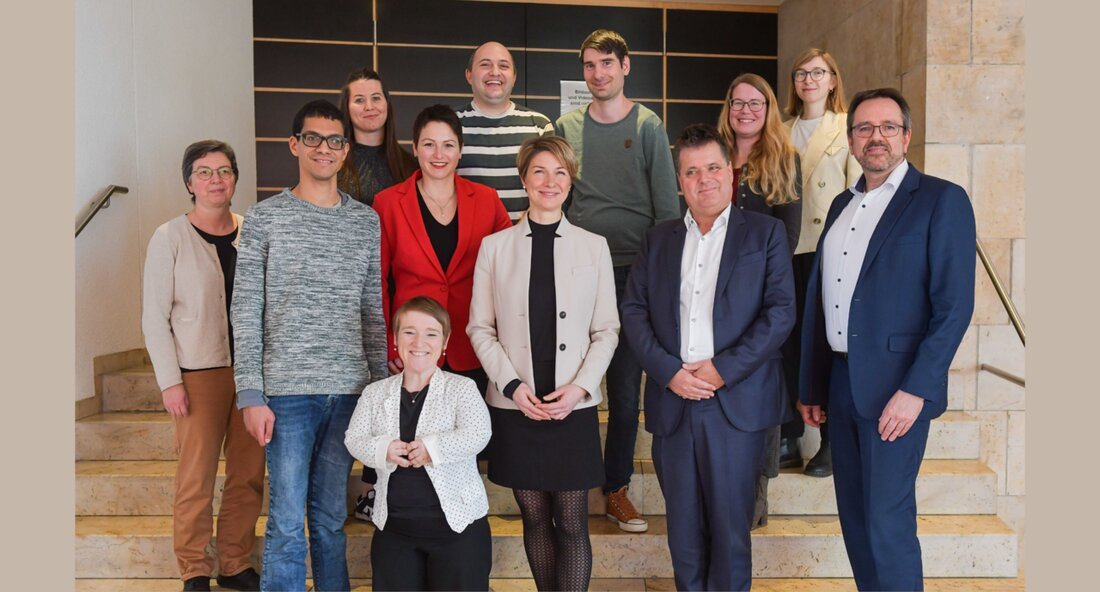 Inklusion und Barrierefreiheit: Behindertenbeauftragte besuchen Stuttgarter Rathaus und Landesmuseum Der Behindertenbeauftragte des Bundes, Jürgen Dusel, und die Landes-Behindertenbeauftragte von Baden-Württemberg, Simone Fischer, haben kürzlich das Stuttgarter Rathaus und das Landesmuseum Württemberg besucht. Bei dem Besuch standen die inklusiven Arbeitsplätze bei der Stadt Stuttgart und barrierefreie Ausstellungen im Fokus. Im Stuttgarter Rathaus informierten sich Dusel und Fischer über die inklusiven Arbeitsplätze bei der Stadt Stuttgart, wo Menschen mit wesentlicher Behinderung Stellen erhalten, um den Einstieg auf den ersten Arbeitsmarkt in der Stadtverwaltung zu ermöglichen. Dieses Engagement wurde von Simone Fischer als beispielhaft gelobt und als Chance für andere Arbeitgeber in Baden-Württemberg …