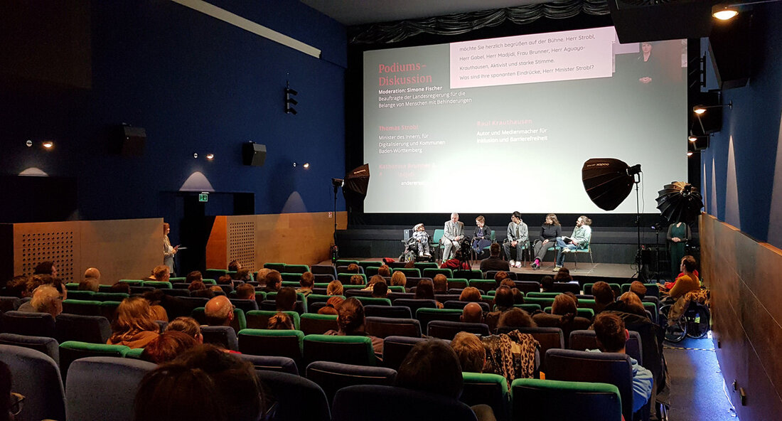 Inklusive Katastrophenvorsorge in Baden-Württemberg Die Landes-Behindertenbeauftragte Simone Fischer und das Deutsche Rote Kreuz haben kürzlich mit einer Filmvorführung und anschließender Diskussion in Stuttgart einen gemeinsamen Impuls zur Stärkung der inklusiven Katastrophenvorsorge gegeben. Die Veranstaltung mit dem Titel „Film & Gespräch: Rette sich, wer kann!?“ hat am 13. Dezember 2023 im Delphi Arthaus Kino stattgefunden. Dabei wurde die Situation in Deutschland und Baden-Württemberg im Hinblick auf die inklusive Katastrophenvorsorge diskutiert und die Notwendigkeit, Menschen mit Behinderungen bei der Katastrophenvorsorge zu berücksichtigen, in den Fokus gerückt. Die Veranstaltung wurde auch genutzt, um auf die Bedeutung einer inklusiven Katastrophenvorsorge aufmerksam zu machen. Angesichts …