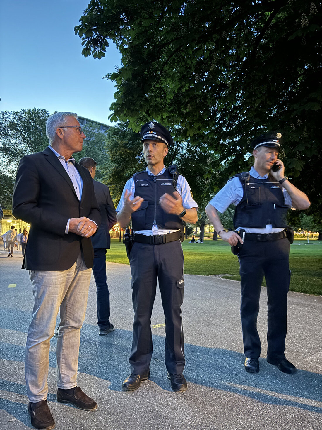 Der Innenminister von Baden-Württemberg, Thomas Strobl, hat sich persönlich ein Bild von der Sicherheitslage in der Stuttgarter Innenstadt gemacht. Am Wochenende vom 11. und 12. Mai 2024 begleitete er Polizeibeamtinnen und Polizeibeamte auf einer Fußstreife und tauschte sich mit ihnen aus. Der Abend begann mit einem Meeting im Polizeirevier Theodor-Heuss-Straße, wo die Beamten ihre Erfahrungen und die damit verbundenen Herausforderungen im Dienst schilderten. Anschließend begleitete Innenminister Strobl die Beamten auf einer Tour durch die Innenstadt, die sie über bekannte Orte wie den Schlossplatz und die Königsstraße führte. Innenminister Strobl lobte die gute Arbeit der Polizeibeamten in Stuttgart und betonte die …