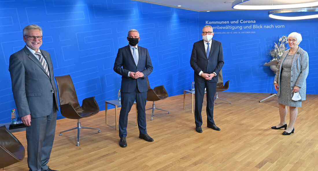 Innenminister Thomas Strobl hat die Generalversammlung des Stadtrats Baden-Württemberg eröffnet. Es fand dieses Jahr aufgrund der Koronapandemie als Videokonferenz statt. „Wir leben in einer Pandemie – und die schwierige Zeit, die Herbst- und Wintermonate, liegt noch vor uns. Die Situation ist ernst, sehr ernst. In Deutschland und speziell hier in Baden-Württemberg steigt die Zahl der mit Korona infizierten Menschen wieder sprunghaft an. Das macht mir Sorgen, denn das Virus hat nichts von seiner Gefährlichkeit verloren – auch wenn wir im Vergleich zu anderen Ländern sehr leicht davongekommen sind. Die unsichtbare Gefahr ist da. Die Landesregierung unternimmt alle Anstrengungen, um die …