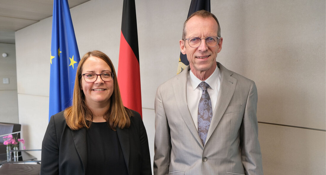 Das Innenministerium in Baden-Württemberg hat beschlossen, eine Vertrauensanwältin für Fragen der sexuellen Belästigung am Arbeitsplatz einzusetzen. Der stellvertretende Ministerpräsident und Innenminister Thomas Strobl betonte, dass jede Form von sexueller Belästigung am Arbeitsplatz inakzeptabel sei und dass die Betroffenen nicht alleine gelassen werden sollen. Das Ziel ist es, die Mitarbeiterinnen und Mitarbeiter bestmöglich zu schützen und umfassende Schutzmaßnahmen zu schaffen. Die Stuttgarter Rechtsanwältin und Fachanwältin für Strafrecht, Melanie Freiin von Neubeck, wird zukünftig als Vertrauensanwältin des Innenministeriums für Fragen der sexuellen Belästigung am Arbeitsplatz tätig sein. Das Beratungsangebot richtet sich an alle Beschäftigten der allgemeinen Innenverwaltung, einschließlich des Innenministeriums, der Regierungspräsidien, …