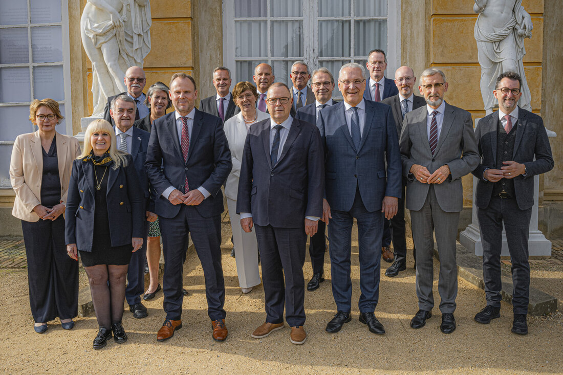 Die Innenministerinnen und Innenminister der Länder sowie Bundesinnenministerin Nancy Faeser haben sich in Potsdam intensiv über Themen der Inneren Sicherheit ausgetauscht und wegweisende Beschlüsse gefasst. Angesichts aktueller Herausforderungen wie dem Mord an Polizist Rouven Laur in Mannheim, dem Terrorangriff der Hamas auf Israel, dem Angriffskrieg Putins auf die Ukraine, der illegalen Migration, dem Druck von Extremisten auf die Demokratie und den Auswirkungen des Klimawandels auf Deutschland haben die Innenminister gemeinsam um Antworten gerungen. Besonders der Mord an Polizist Rouven Laur in Mannheim hat das Land erschüttert. Der stellvertretende Ministerpräsident und Innenminister Thomas Strobl betonte die Bedeutung der Polizei für die …