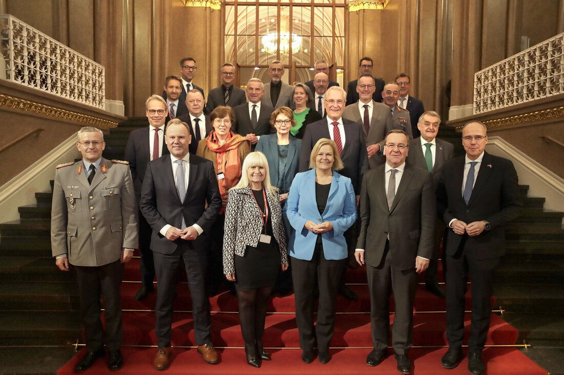 Die diesjährige Herbsttagung der Innenministerkonferenz, die vom 6. bis 8. Dezember 2023 in Berlin stattfand, endete mit wichtigen Beschlüssen in Bezug auf den Schutz jüdischen Lebens und den Kampf gegen Antisemitismus. So stimmten die Innenminister einstimmig für die Umsetzung eines Nationalen Aktionsplans gegen Antisemitismus sowie ein konsequentes Vorgehen bei Antisemitismus, die von Baden-Württemberg initiiert und gefördert wurden. Der stellvertretende Ministerpräsident und Innenminister Baden-Württembergs, Thomas Strobl, betonte die Dringlichkeit dieser Maßnahmen angesichts des zunehmenden Antisemitismus auf deutschen Straßen. Insbesondere der terroristische Angriff der radikalislamischen Hamas auf Israel im Oktober 2023 habe die Bedrohung des jüdischen Lebens deutlich gemacht. Der Nationale Aktionsplan …