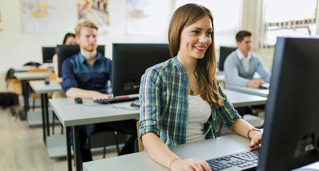 Innovatives Programm zur Stärkung der Weiterbildung: Kultusministerium fördert Projektvorhaben an Volkshochschulen Die Volkshochschulen in Baden-Württemberg gehen neue Wege, um die Teilnahme an Weiterbildungsangeboten zu erhöhen und neue Zielgruppen anzusprechen. Mit dem Programm „Innovationsimpulse“ fördert das Kultusministerium besonders innovative Projektvorhaben an den Volkshochschulen. Das Ziel dieser Initiative ist es, die Weiterbildung in der Bevölkerung zu stärken und innovative Ansätze in der Erwachsenenbildung zu erproben. Für die Jahre 2023 und 2024 stehen im Rahmen der Weiterbildungsoffensive „WEITER.mit.BILDUNG@BW“ insgesamt 340.000 Euro für das Programm zur Verfügung. Eine Fachjury bestehend aus Vertretern des Volkshochschulverbands Baden-Württemberg, des Deutschen Volkshochschul-Verbands, der Wissenschaft, der Kommunen und des …