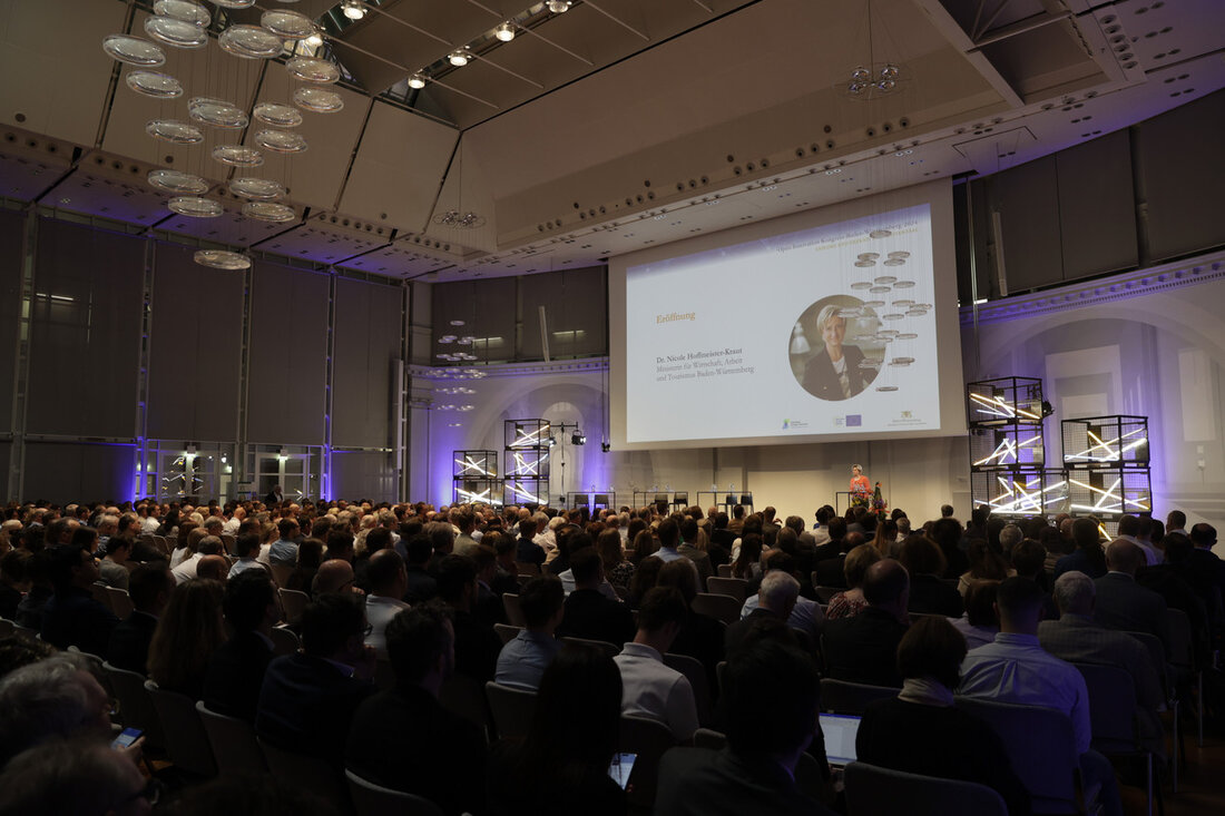 Wirtschaftsministerin Nicole Hoffmeister-Kraut hat kürzlich den neunten Open Innovation Kongress Baden-Württemberg 2024 eröffnet, um die Innovationsaktivitäten in Baden-Württemberg zu stärken. In ihrer Eröffnungsrede betonte die Ministerin die Bedeutung von Innovationen für eine starke Wirtschaft und betonte, dass Deutschland im internationalen Wettbewerb immer seltener als Innovationsstandort wahrgenommen wird. Laut einer Studie des Forschungs- und Beratungsinstituts IW Consult bezeichnen sich nur noch jedes fünfte Unternehmen in Deutschland als innovativ, und fast vier von zehn Unternehmen haben aufgehört, aktiv nach Neuerungen zu suchen. Dies stellt eine Gefahr für den Wohlstand des Landes dar und zeigt die Notwendigkeit, Innovationsaktivitäten zu intensivieren. Der Open Innovation …