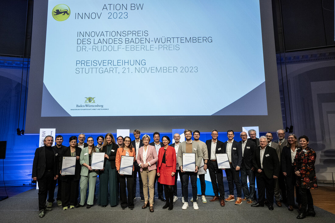 Innovationspreis des Landes Baden-Württemberg 2023 an vier Unternehmen verliehen Am 21. November 2023 verlieh Wirtschaftsministerin Nicole Hoffmeister-Kraut den Innovationspreis des Landes Baden-Württemberg 2023 an Unternehmen aus Baienfurt, Freiburg, Heidelberg und Löchgau. Mit einem Preisgeld von insgesamt 50.000 Euro werden alljährlich die innovativsten Entwicklungen kleiner und mittlerer Unternehmen des Landes honoriert. Die ausgezeichneten Innovationen zeigen die beeindruckende Vielseitigkeit der Innovationskraft der Wirtschaft in Baden-Württemberg. Insbesondere in einer Zeit enormer Herausforderungen durch die ökologische und digitale Transformation nehmen Innovationen eine Schlüsselrolle ein, um eine resilientere und nachhaltigere Wirtschaft in Baden-Württemberg zu ermöglichen, so die Ministerin in ihrer Ansprache. Die in diesem Jahr …