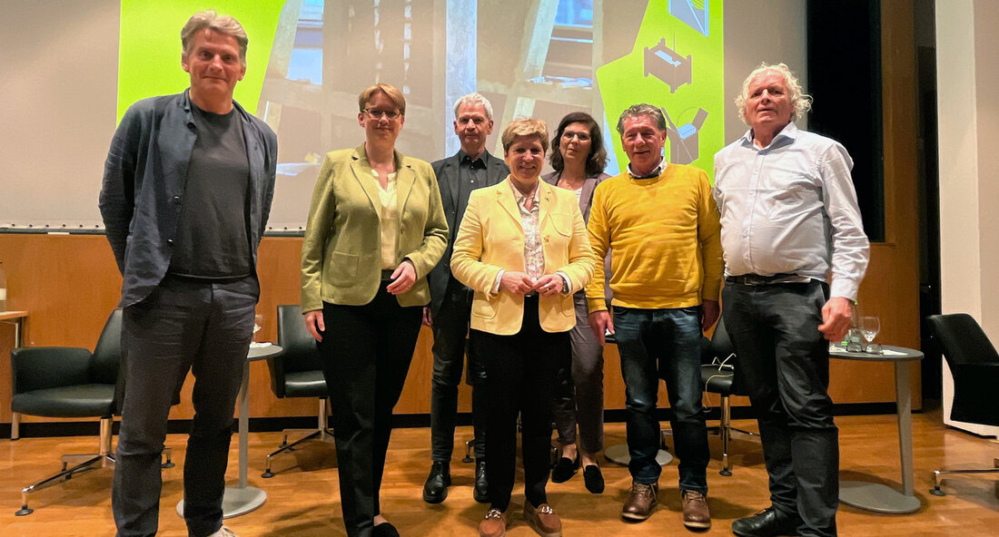 Innovationspreis „Lehmbau BW“ soll nachhaltiges Bauen in Baden-Württemberg fördern Das Ministerium für Landesentwicklung und Wohnen in Baden-Württemberg schreibt in diesem Jahr erstmals den Innovationspreis „Lehmbau BW“ aus, um herausragende Lehmbau-Projekte im Land sichtbar zu machen. Interessierte können sich bis zum 31. Juli 2024 mit ihren Bauten, Gebäudekonzepten und zukunftsweisenden Innovationen bewerben. Lehm als Baustoff bietet zahlreiche Vorteile, da er reichlich in der Natur vorhanden ist, ohne großen Energieaufwand abgebaut werden kann, biologisch abbaubar ist und für ein angenehmes Raumklima sorgt. Die Staatssekretärin im Ministerium, Andrea Lindlohr, betont die Bedeutung von Lehm für klima- und ressourcenschonendes Bauen und Sanieren. Durch den …