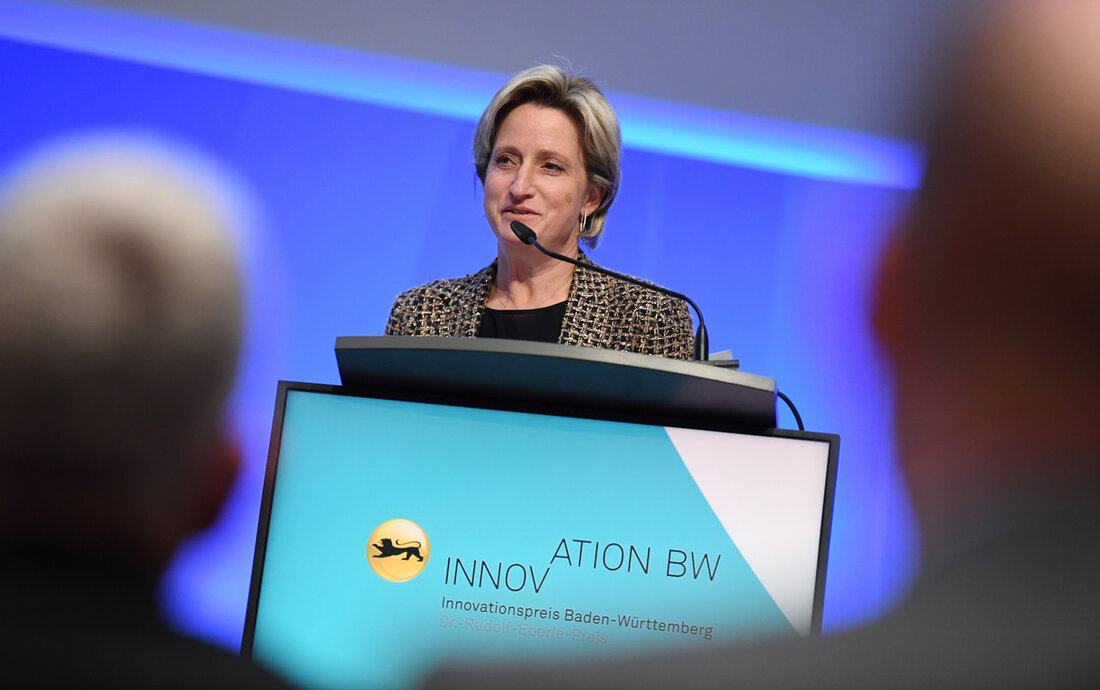 Das Land hat den mit insgesamt 50.000 Euro dotierten Innovationspreis Baden-Württemberg 2023 ausgeschrieben. Gesucht werden technologieoffene Ideen und deren Umsetzung für innovative Produkte, Verfahren oder Dienstleistungen mittelständischer Unternehmen. Bewerbungsschluss ist am 31. Mai 2023. „Als starker Wirtschaftsstandort werden wir angesichts der zahlreichen Herausforderungen einen langen Atem brauchen. Gerade jetzt müssen wir unsere Stärken bündeln und zeigen, wie bedeutend Innovationen sind, um auch für die Zukunft als Standort wettbewerbsfähig zu sein und damit den Wohlstand zu sichern“, sagte Dr. Nicole Hoffmeister-Kraut, Ministerin für Wirtschaft, Arbeit und Tourismus am 13. Februar 2023 zum Start der diesjährigen Ausschreibung zum Innovationspreis des Landes. „Gerade …
