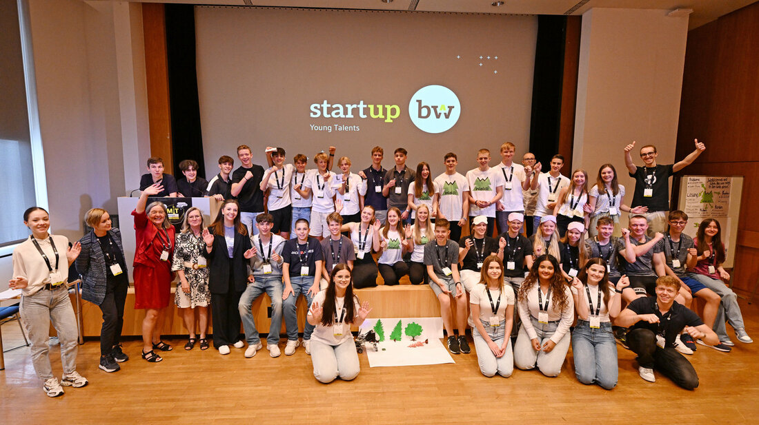 Junge Talente mit innovativen Geschäftsideen ausgezeichnet beim Start-up-Gipfel in Stuttgart Beim Start-up BW Summit 2024 wurden am vergangenen Wochenende im Rahmen von drei Pitch-Wettbewerben talentierte Gründerinnen und Gründer ausgezeichnet. Die Veranstaltung, die in Stuttgart stattfand, präsentierte insgesamt 50 Ideen, die mit viel Leidenschaft und Kreativität entwickelt wurden. Besonders beeindruckend war die Berücksichtigung sozialer Belange und Nachhaltigkeit bei den präsentierten Produkten und Dienstleistungen. Beim Landesfinale von &#8222;Start-up BW Young Talents 2024&#8220; setzte sich das Schülerteam &#8222;Waldi – der Forstroboter&#8220; vom Parler Gymnasium aus Schwäbisch Gmünd gegen die Konkurrenz durch. Ihre Geschäftsidee eines vollautomatischen, mobilen Forstroboters überzeugte die Jury und sicherte ihnen &hellip;