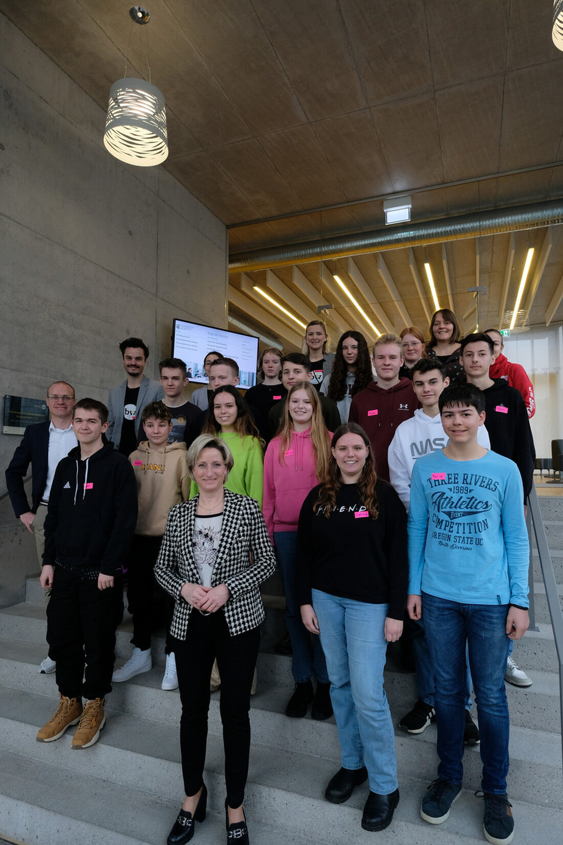 Schülerinnen und Schüler aus Albstadt entwickeln innovative Geschäftsidee Am 22. Februar 2024 nahmen 26 Schülerinnen und Schüler des Gymnasiums Meßstetten und der Ausbildungs- und Berufsförderungsstätte Albstadt e.V. (ABA) an einem eintägigen Innovation-Workshop in der Technologiewerkstatt Albstadt teil. Im Rahmen dieses Workshops hatten die Jugendlichen die Möglichkeit, kreative Lösungen für identifizierte Probleme zu finden und daraus innovative Geschäftsideen zu entwickeln. Ein Team mit dem Namen „Sunnybuddy“ konnte die Jury mit ihrer Idee einer Handyhülle mit Tageslichtladung überzeugen und sich für das Landesfinale Start-up BW Young Talents qualifizieren. Die Ministerin für Wirtschaft, Arbeit und Tourismus, Dr. Nicole Hoffmeister-Kraut, ermutigte die Schülerinnen und …