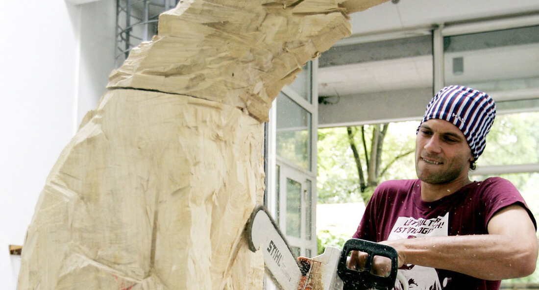 Der Staat vergibt Projektstipendien an freiberufliche Künstler. Ziel ist es, diejenigen zu unterstützen, die in der Kultur arbeiten, damit sie ihre Arbeit fortsetzen und mit Blick auf die Zukunft weiterentwickeln können. Insgesamt stehen 15 Millionen Euro zur Verfügung. Ab dem 31. März 2021 können freiberufliche, professionelle Künstler aller Disziplinen beim Ministerium für Wissenschaft, Forschung und Kunst ein Projektstipendium beantragen. Die Stipendien sind mit einer einmaligen Zahlung von jeweils 3.500 Euro dotiert und sollen die künstlerische Praxis in der aktuellen Koronapandemie fördern. „Gerade jetzt, wenn wir dringend Kunst und Kultur brauchen, um unsere persönliche innere Krise, aber auch die soziale Krise …