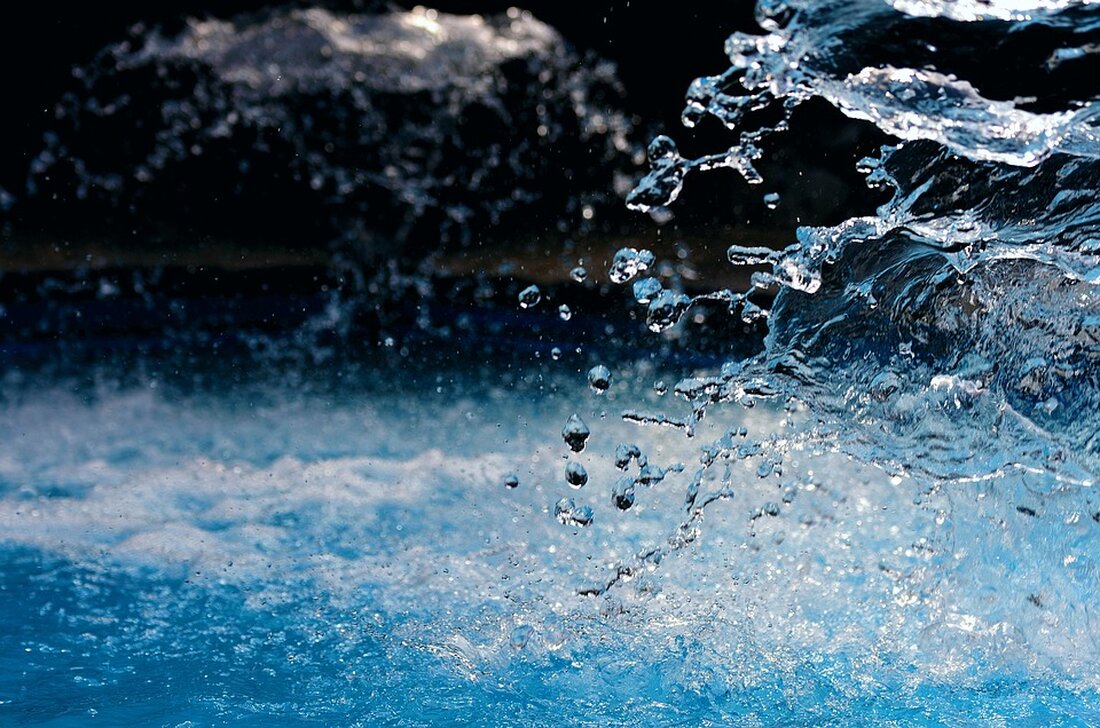 Nach einer starken Überflutung im Technikschacht der Wasserfontäne im Rosengarten des Treptower Parks im Juni 2023, konnten die notwendigen Instandsetzungsarbeiten vor Winterbruch im vergangenen Jahr nicht mehr abgeschlossen werden. Die Berliner Wasserbetriebe (BWB) haben nun Anfang April 2024 mit den Instandsetzungsarbeiten begonnen, jedoch ist noch unklar, wann diese abgeschlossen sein werden. Die Arbeiten gestalten sich aufgrund der Komplexität der Anlagen im Technikschacht schwierig. Für die Reparaturen müssen die Wasserfontäne, das Seerosenbecken und der Brunnen „Wolf und Kranich“ abgeschaltet werden. Dies bedeutet, dass diese beliebten Attraktionen im Rosengarten vorübergehend nicht zur Verfügung stehen. Die Instandsetzungsarbeiten sind wichtig, um die Funktionalität und …