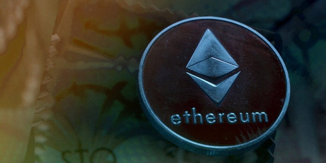 Ethereum-Anlageprodukte aus Europa trugen letzte Woche zu den maximalen institutionellen Zuflüssen bei. Nach dem heutigen Anstieg erwartet der ETH-Preis eine weitere Rallye auf 3.500 $ und mehr. Obwohl der US-Aktienmarkt am Montag unter Druck blieb, hat der Kryptomarkt eine gesunde Erholung verzeichnet. Zum Zeitpunkt der Drucklegung ist die weltweit zweitgrößte Kryptowährung Ethereum (ETH) um 7,27 Prozent gestiegen und wird über ihrem entscheidenden Widerstand von 3.000 $ gehandelt. Dieser gesunde Anstieg des ETH-Preises kommt, wenn institutionelle Investoren beginnen, die Kryptowährung zu akkumulieren. Nach neun aufeinanderfolgenden Wochen mit Abflüssen verzeichneten die Ethereum-Anlageprodukte zum ersten Mal Zuflüsse. Laut Daten von CoinShares beliefen sich …
