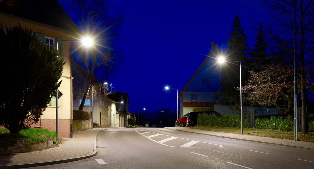 Im Landkreis Göppingen startet ein Pilotprojekt für insektenfreundliche Beleuchtung. In Heiningen in der Landesstraße 1217 verlangsamen dimmbare Beleuchtungsstärken das Insektensterben und Kameras ermöglichen einen Zählvorgang. Das Land fördert das Forschungsprojekt mit 75.000 Euro. Insekten werden Heiningen lieben – denn seit dem 26. April 2022 werden sie durch dimmbare Straßenbeleuchtung auf ganz neue Weise begrüßt. In einem bundesweit einzigartigen Projekt wird die Beleuchtungsstärke der Straßenlaternen entlang der Durchgangsstraße (Landesstraße 1217) nachts an das tatsächliche Verkehrsaufkommen angepasst. Das heißt: In verkehrsarmen Zeiten kann er heruntergeregelt werden, um die Insekten zu schützen – natürlich ohne sie Verkehrssicherheit gefährden. Gleichzeitig können die Tiere mit …