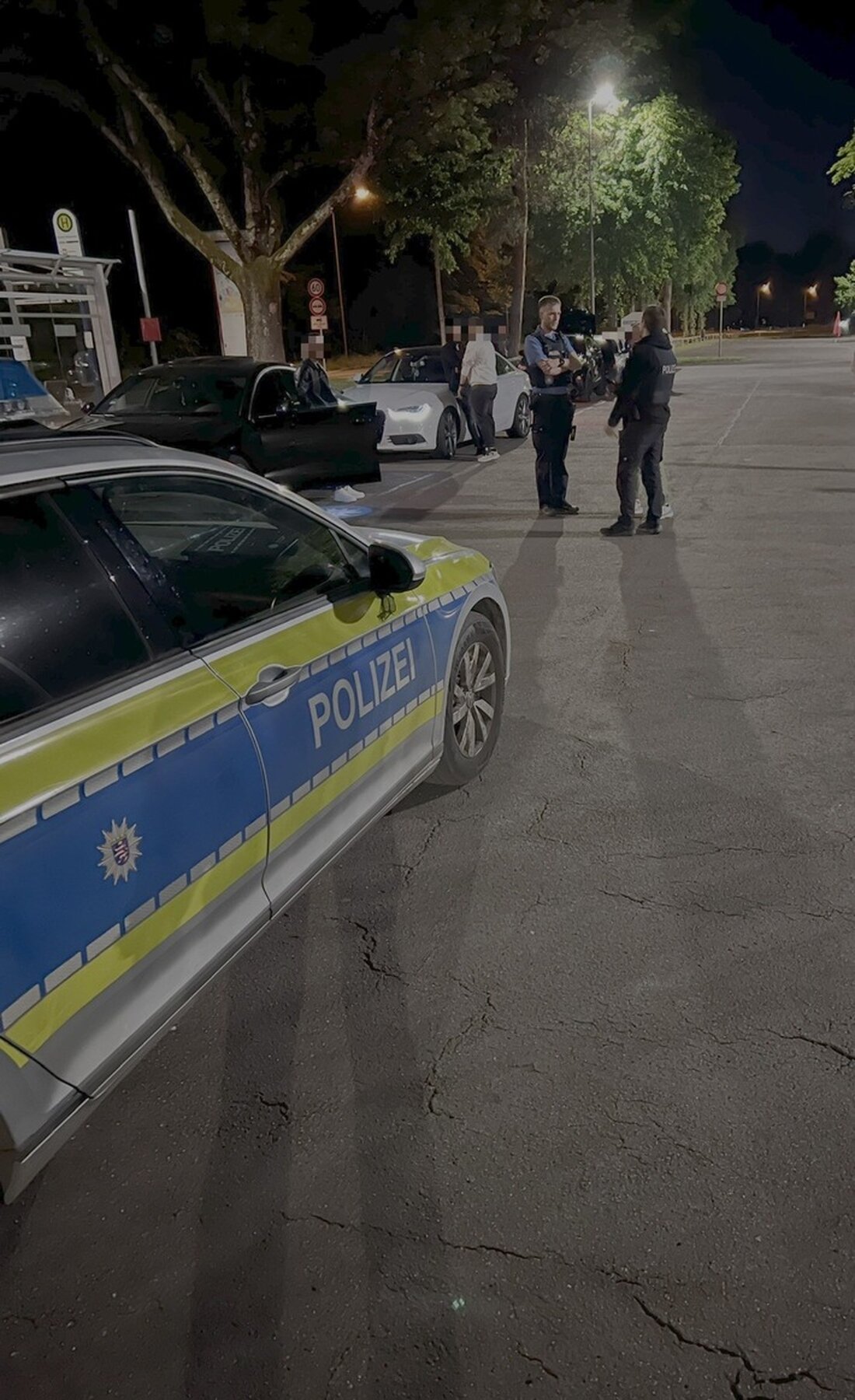 Die Polizei kontrollierte am Samstagabend in Wilhelmsbad Tuner-, Raser- und Poser-Szenen, ahndete über 20 Verstöße.